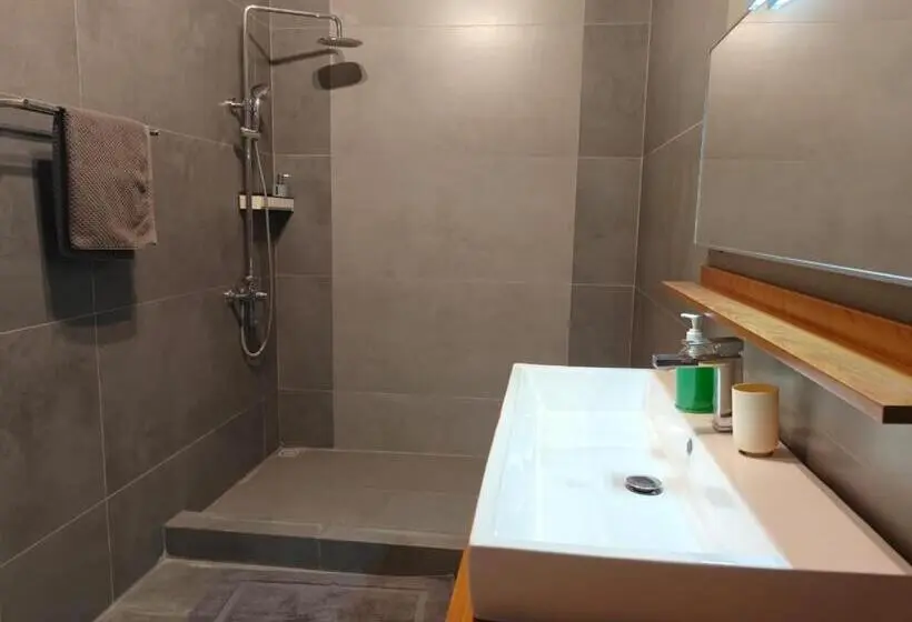 اتاق لوکس با تخت بزرگ, Villas Rocher   Deluxe Suite 3c