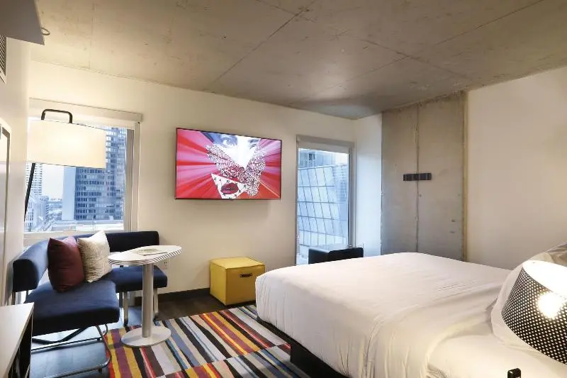 اتاق استاندارد با تخت بزرگ, Aloft Chicago Mag Mile