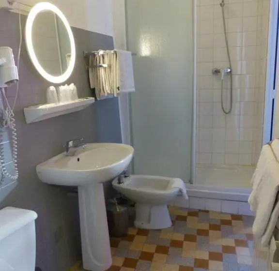 Standard Neljän Hengen Huone, Hôtel Restaurant Le Provence