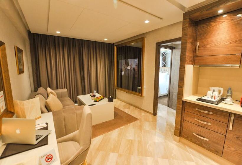 سوئیت جونیور با تخت بزرگ, Suite Hotel Casa Diamond