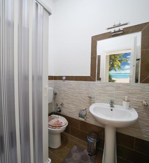 اتاق ساده سه نفره, Florinda B&b
