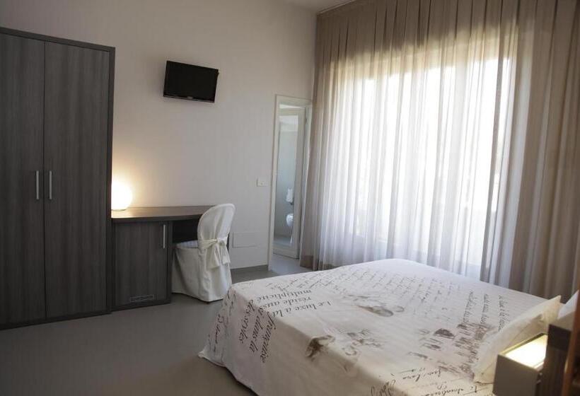 غرفة قياسية ثلاثية مزودة بشرفة, Crystal