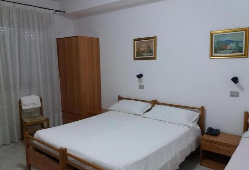 חדר קלאסי לשלושה, Europa