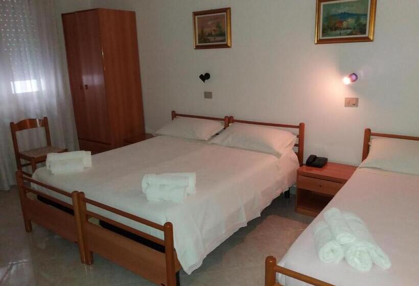 חדר קלאסי לשלושה, Europa