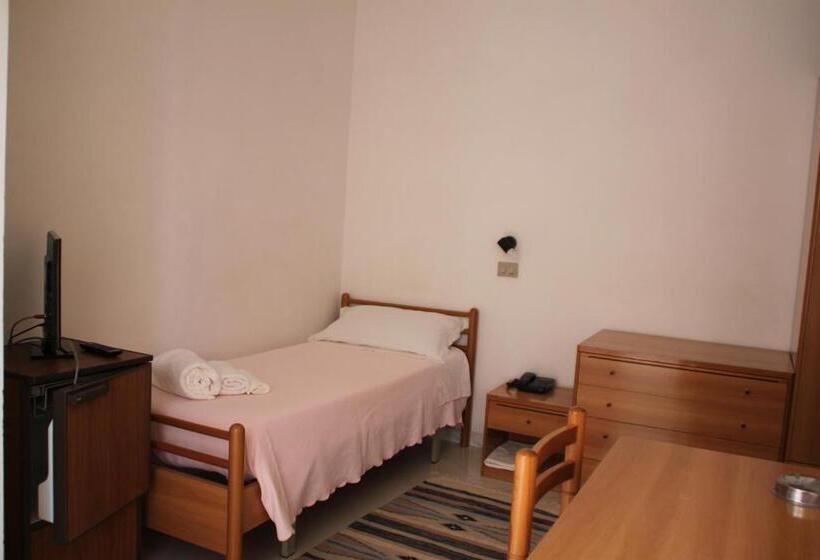 חדר קלאסי לשלושה, Europa