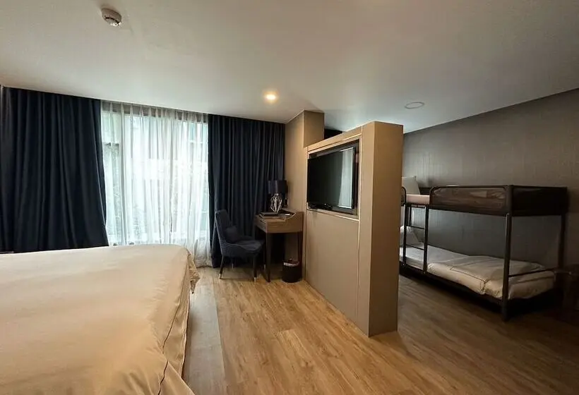 سوییت خانوادگی, Glow Sukhumvit 5