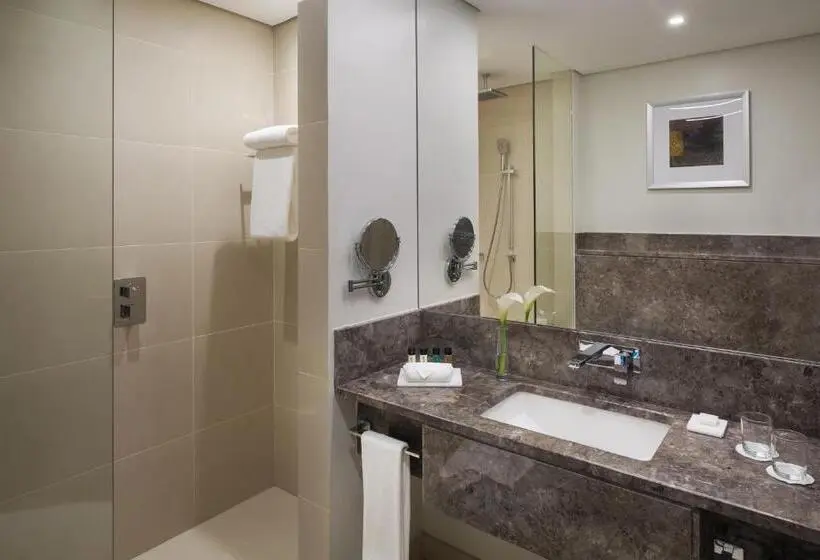 プールの見えるスーペリアルーム, Mövenpick Hotel Tahlia Jeddah