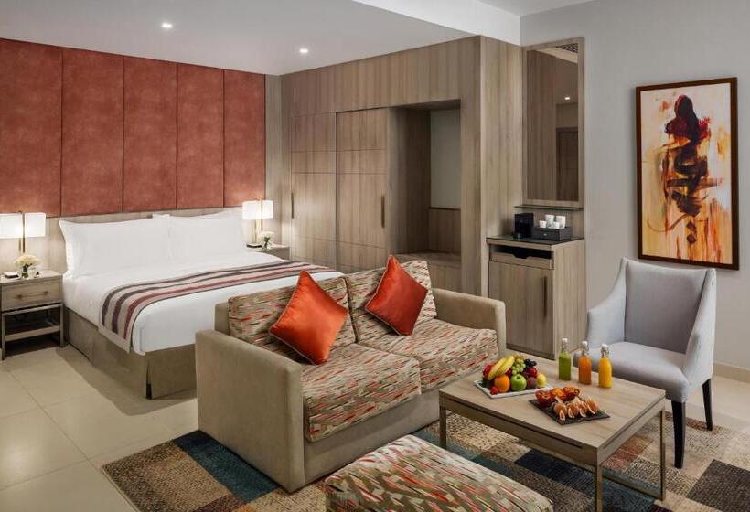 带泳池观景的豪华房, Mövenpick Hotel Tahlia Jeddah