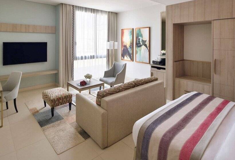 带泳池观景的豪华房, Mövenpick Hotel Tahlia Jeddah