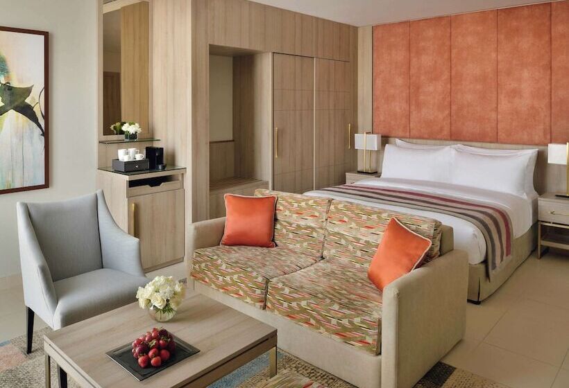 带泳池观景的豪华房, Mövenpick Hotel Tahlia Jeddah