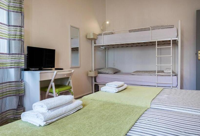 Номер Стандарт Четырехместный Совместный Санузел, Loulé Coreto Hostel