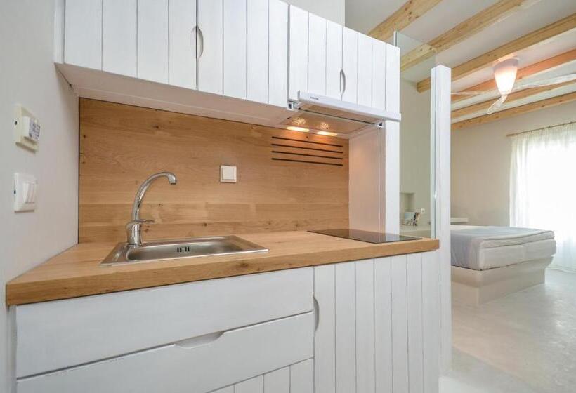 جناح جونيور ذو إطلالة جانبية على البحر, Antony Suites