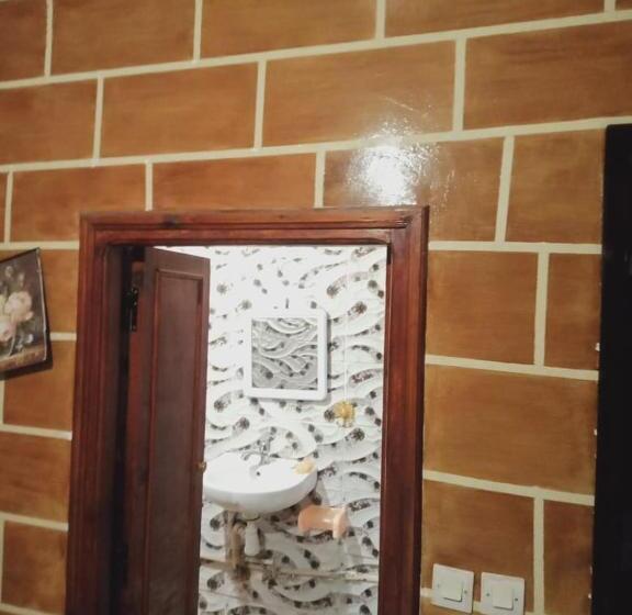 חדר בסיסי, Dar Adouss