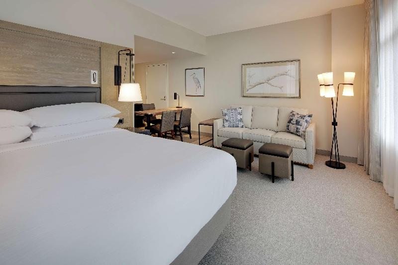 Люкс Кровать Кинг, Embassy Suites By Hilton St Augustine Beach Oceanfront Resort