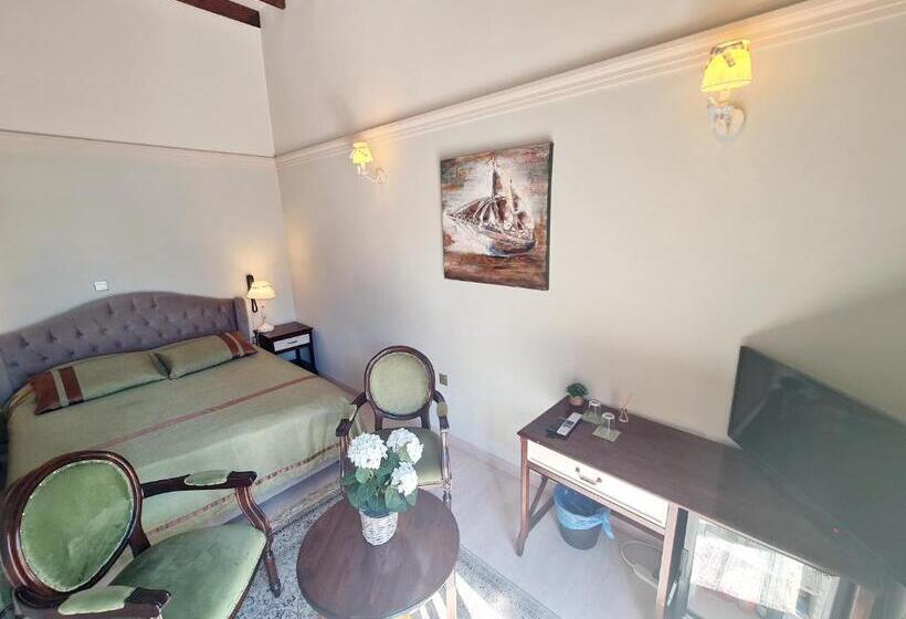 جناح, Sofia Boutique