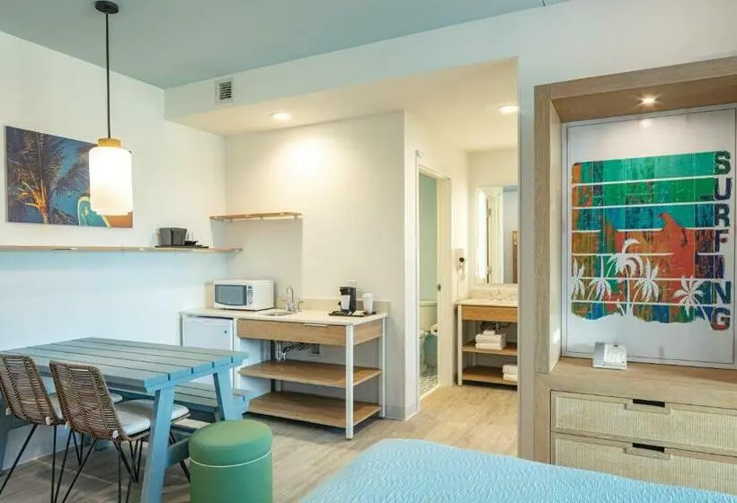سوییت با چشم‌انداز استخر, Universal Endless Summer Resort – Dockside Inn And Suites
