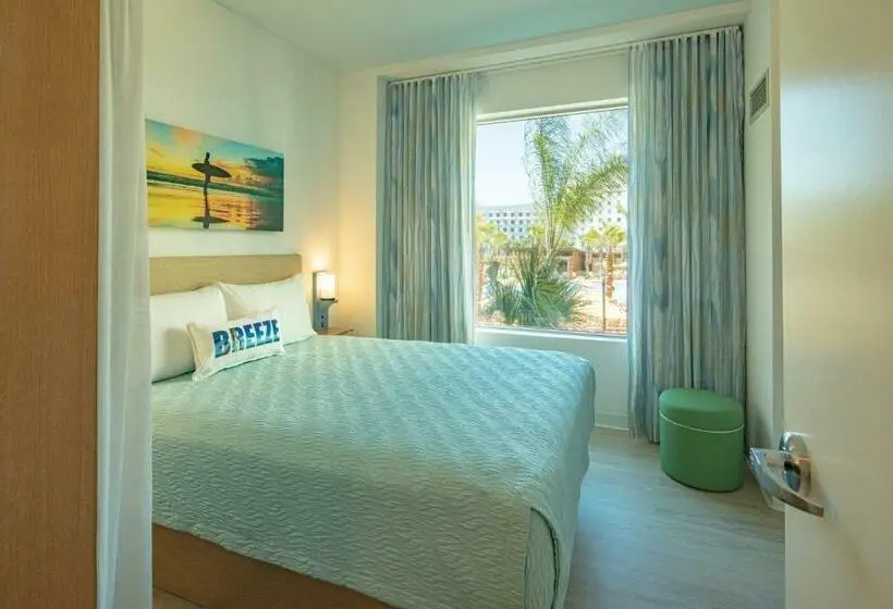 سوییت با چشم‌انداز استخر, Universal Endless Summer Resort – Dockside Inn And Suites