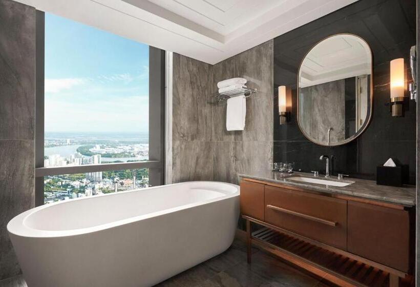 Люкс Клуб, Vinpearl Landmark 81 Autograph Collection