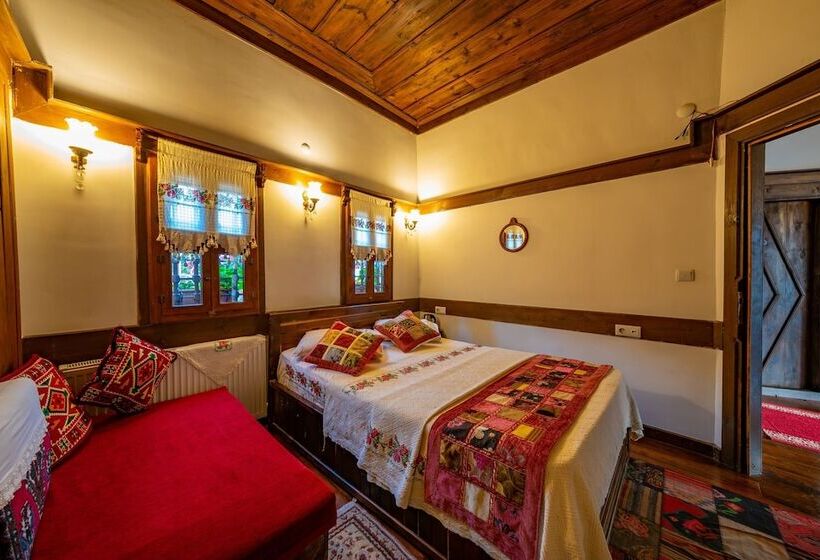 ガーデンビュースタンダードルーム, Safranbolu Seyi̇r Konak Otel