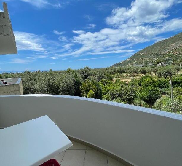 דירת חדר נוף לים, Vila Florika