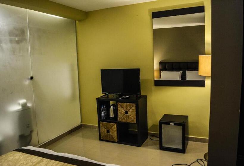 اتاق خانوادگی, Ata Ali