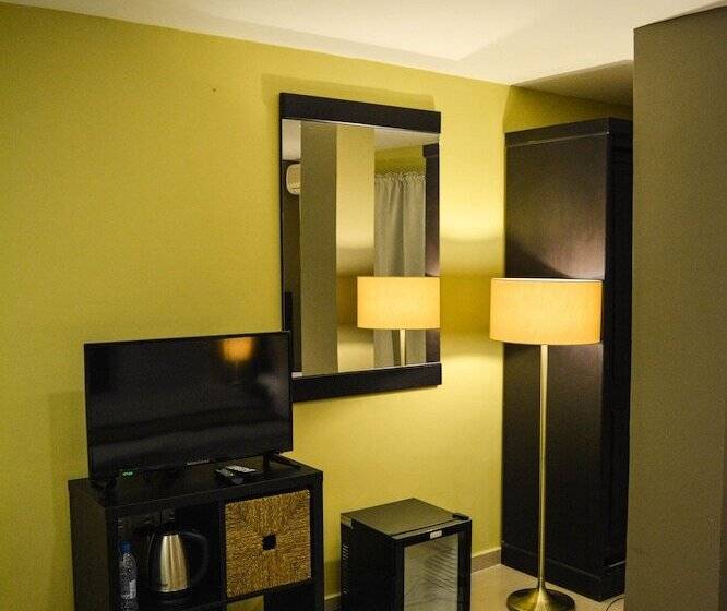 اتاق خانوادگی, Ata Ali