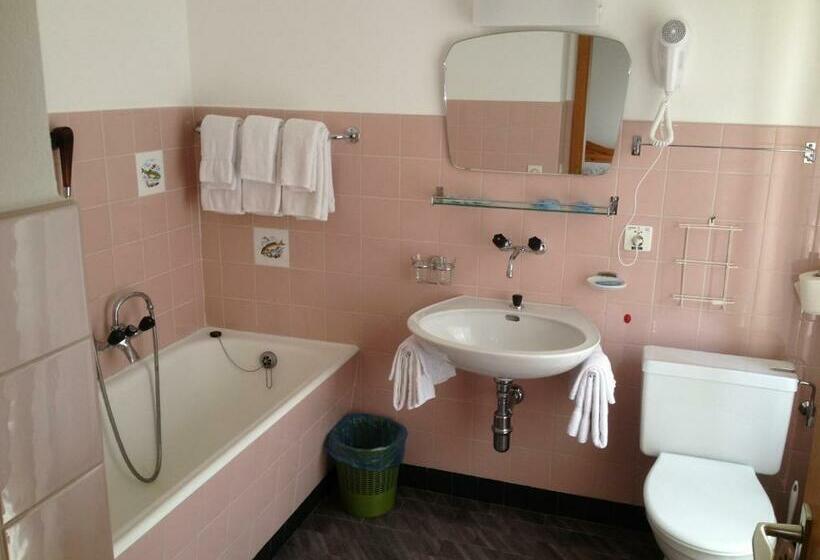 标准三人间, Des Alpes   Restaurant & Pizzeria