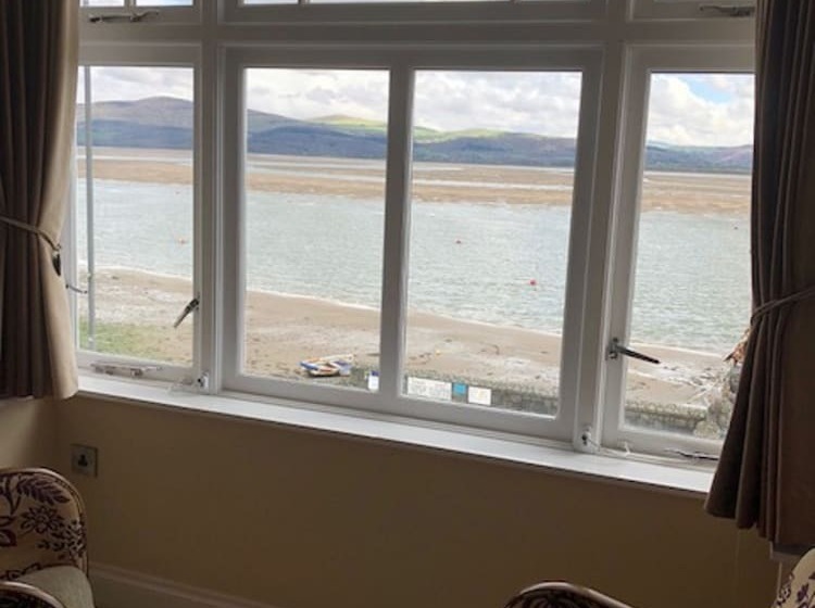 家庭间, Dovey Inn