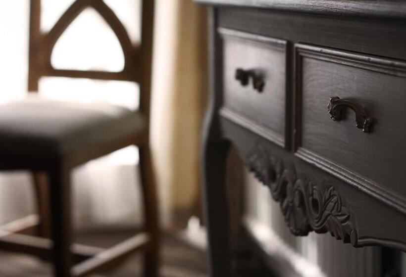 标准间, The Oak House