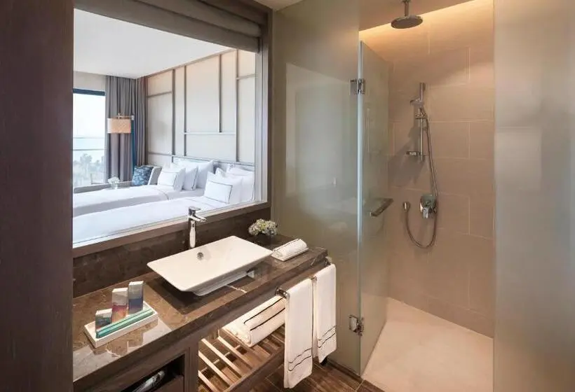 اتاق لوکس با بالکن و چشم‌انداز دریا, Melia Ho Tram Beach Resort