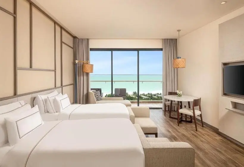 اتاق لوکس با بالکن و چشم‌انداز دریا, Melia Ho Tram Beach Resort