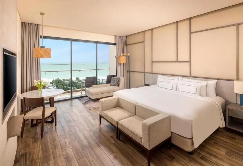 اتاق لوکس با بالکن و چشم‌انداز دریا, Melia Ho Tram Beach Resort