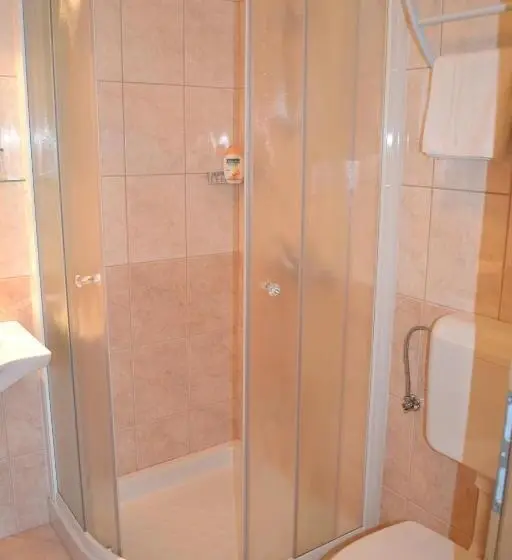 اتاق اکونومی, Apartments And Rooms Tavcar