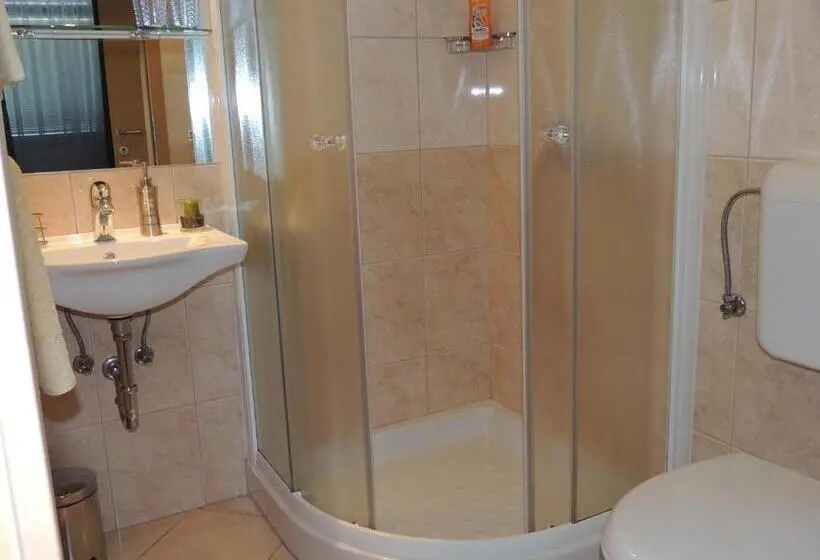 اتاق اکونومی, Apartments And Rooms Tavcar