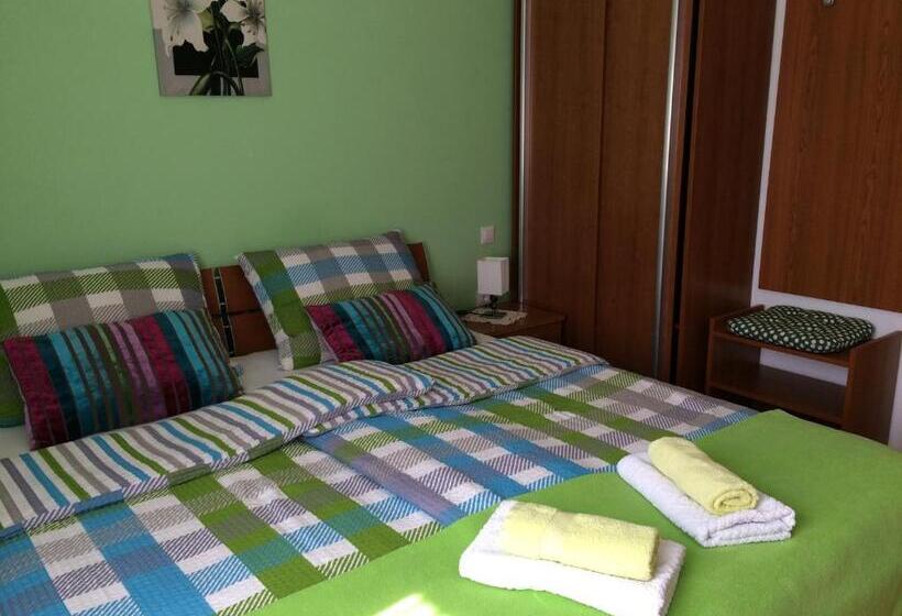 اتاق اکونومی, Apartments And Rooms Tavcar