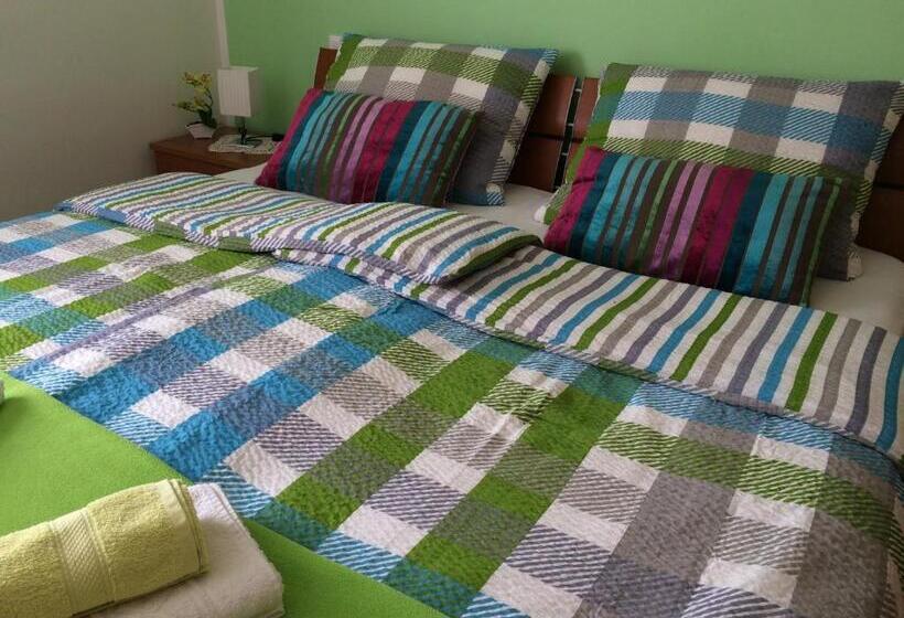 اتاق اکونومی, Apartments And Rooms Tavcar