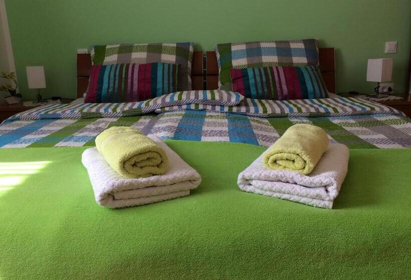 اتاق اکونومی, Apartments And Rooms Tavcar