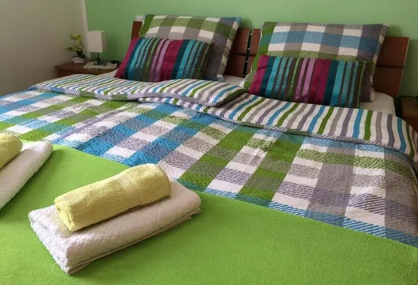 اتاق اکونومی, Apartments And Rooms Tavcar