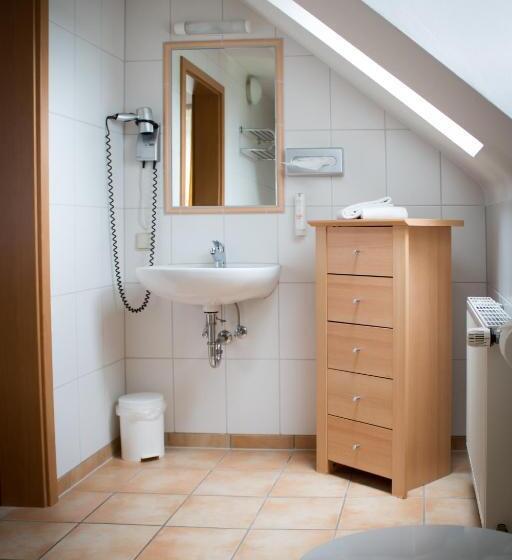 이코노미 쿼드러플룸(공용 화장실), Bremerhof