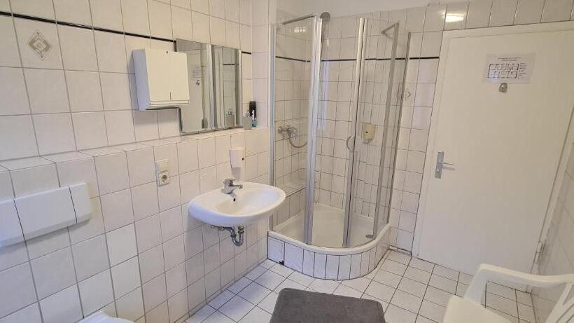 Economy Yhden Hengen Huone, Lamm