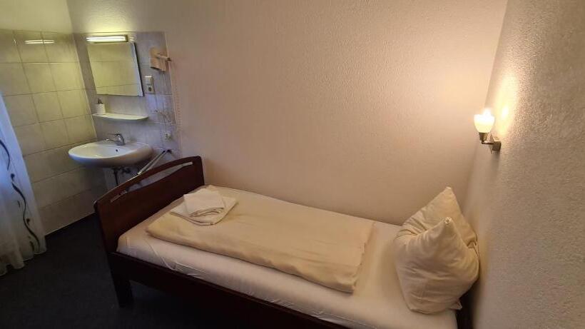 Economy Yhden Hengen Huone, Lamm