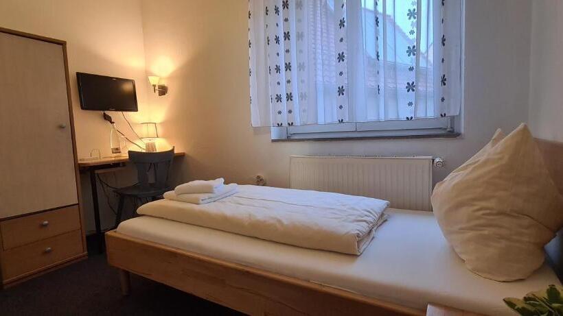 Standard Yhden Hengen Huone, Lamm