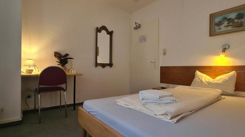 Standard Yhden Hengen Huone, Lamm