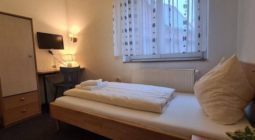 Standard Yhden Hengen Huone, Lamm