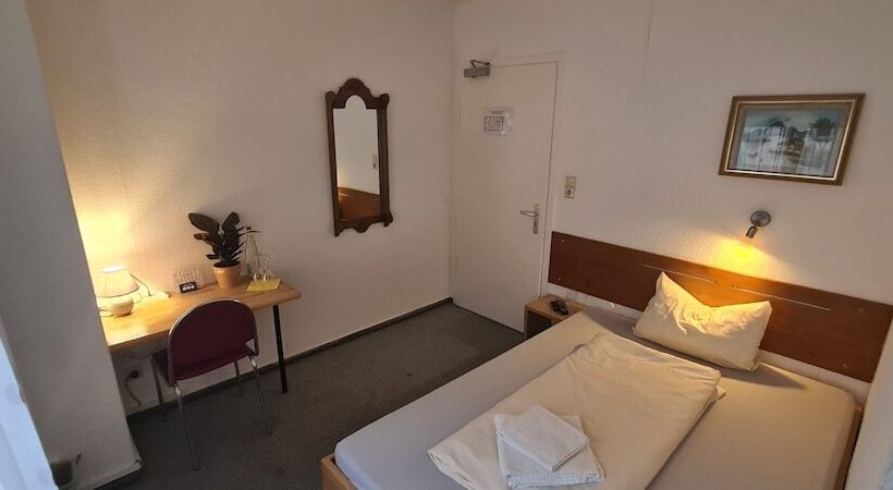 Standard Yhden Hengen Huone, Lamm