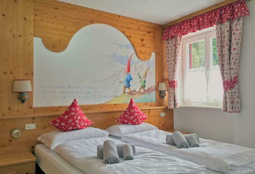 Standard Kolmen Hengen Huone, Rifugio Monti Pallidi