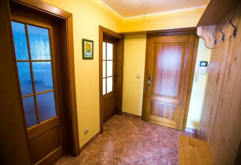 １ベッドルームアパートメント, Happy House Apartments