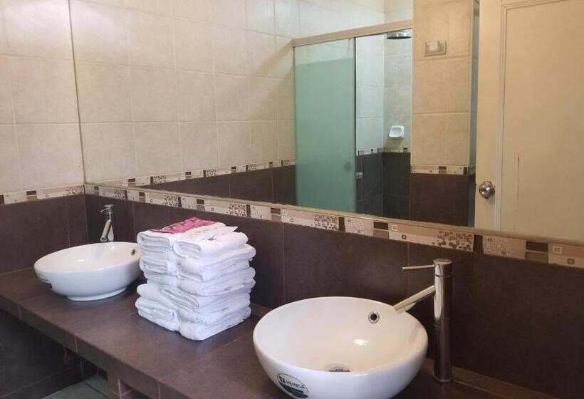 اتاق استاندارد چهار تخته, El Brujo Hotel Centro Histórico