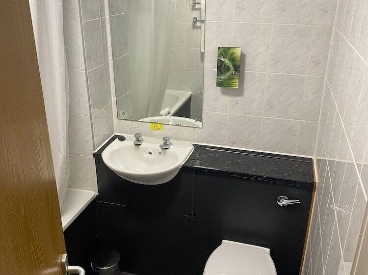 חדר סטנדרט מותאם לאדם עם מוגבלויות, Purple Roomz Preston South