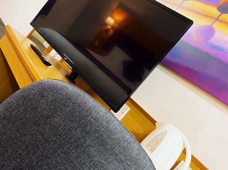 חדר סטנדרט מותאם לאדם עם מוגבלויות, Purple Roomz Preston South